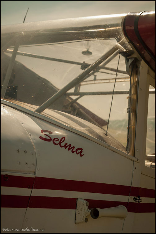 Flygplansfönster med texten Selma