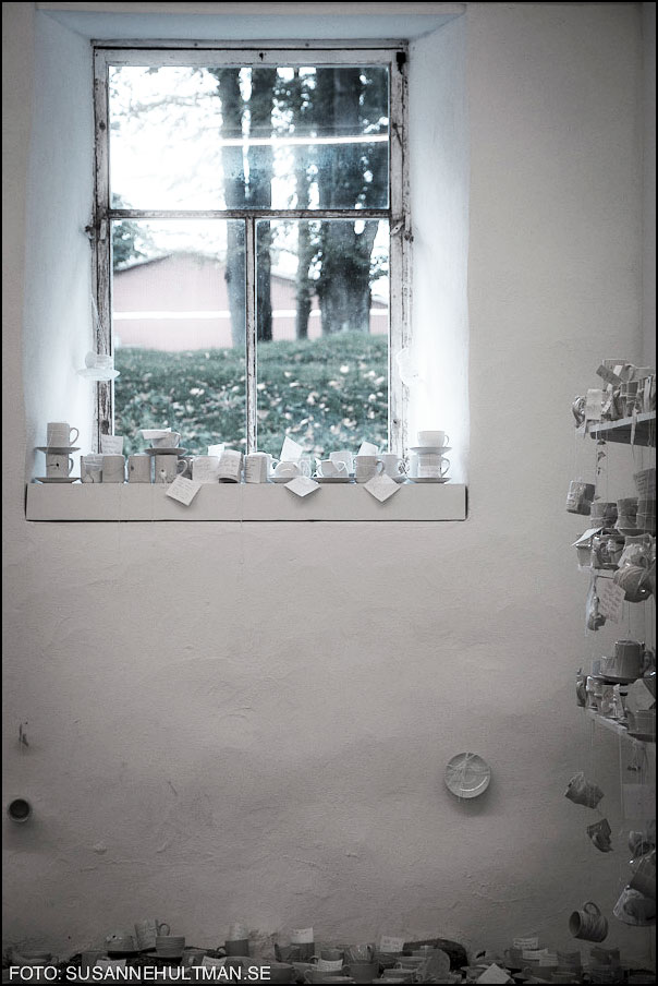 Fönster med vita koppar