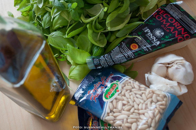 Ingredienser: olivolja, basilikablad, pecorino romano, vitlök och pinjenötter