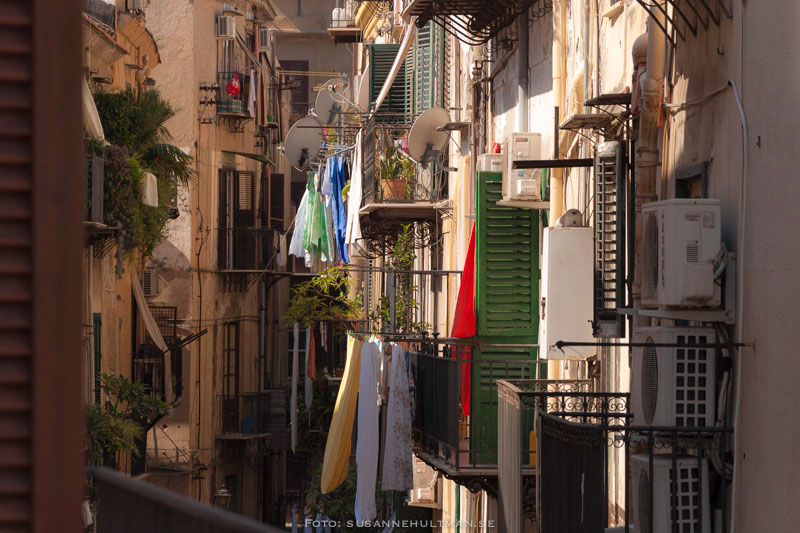 Fönster i Palermo med tvätt och antenner