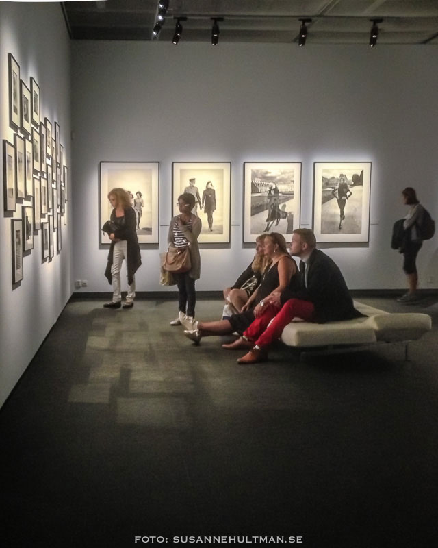 Besökare tittar på Helmut Newtons foton