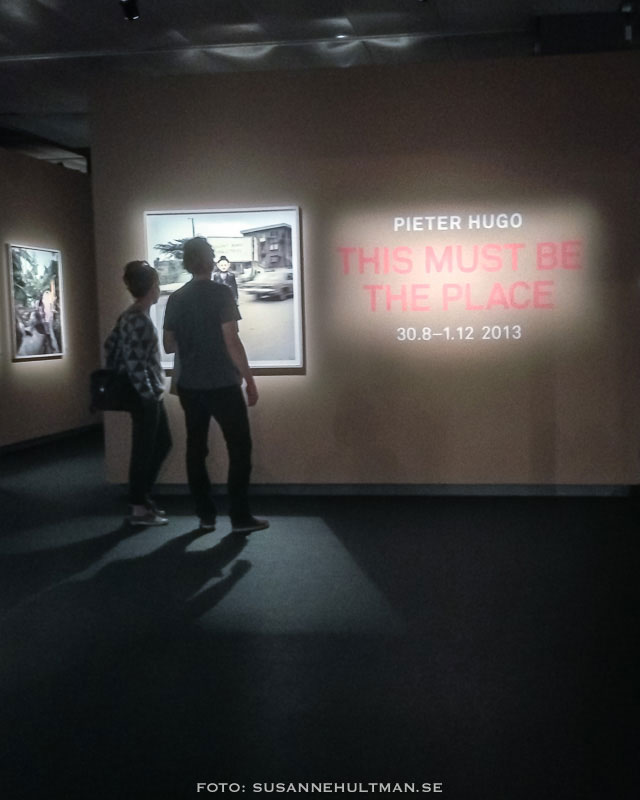 Besökare tittar på Pieter Hugos foton