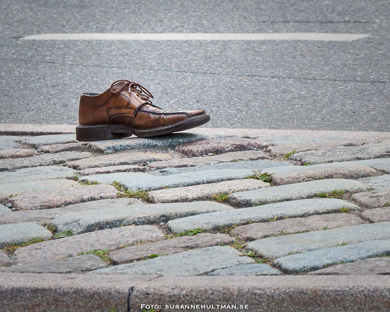 En bortglömd sko på gata i Stockholm