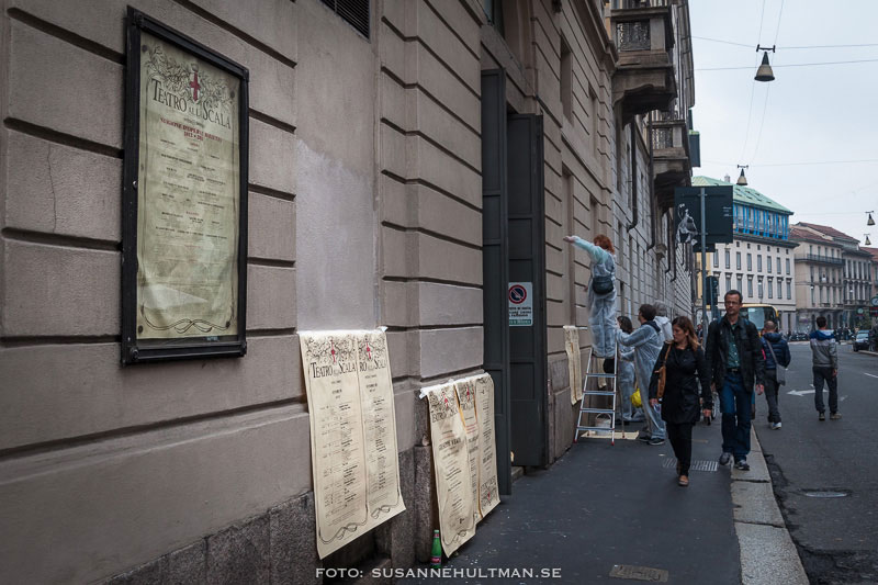 Uppsättning av affischer på La Scala