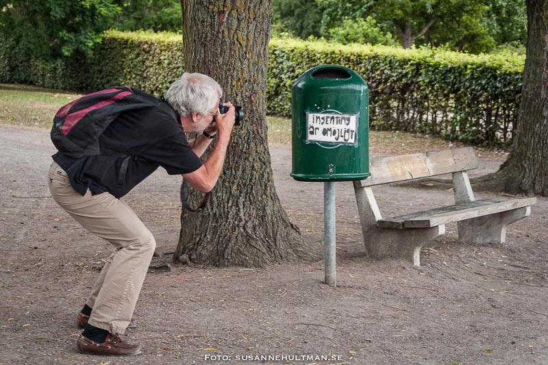 Fotograf som tar en bild på skylt med texten "Ingenting är omöjligt" - och en bänk