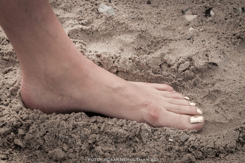 Naken fot i sand