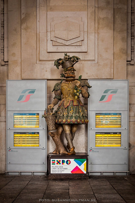 Expo 2015-skylt vid exposkulptur