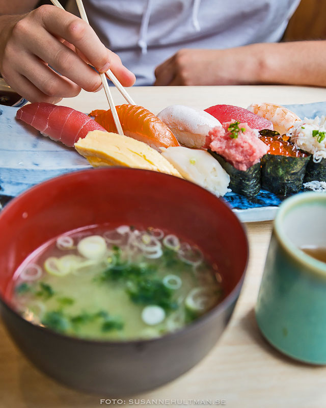 Sushi, misosoppa och temugg