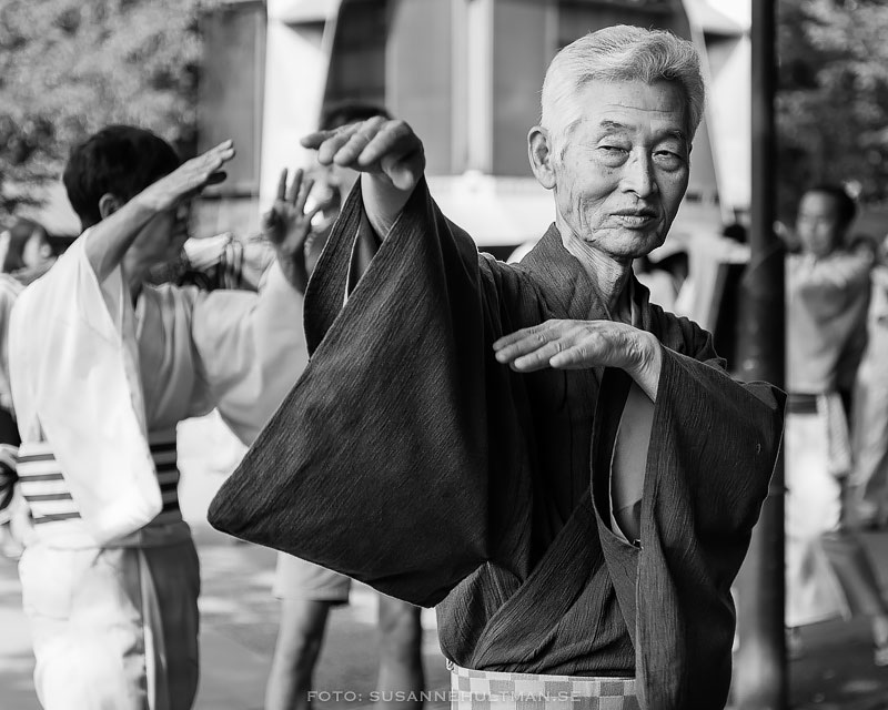 Porträttbild på manlig dansare i kimono