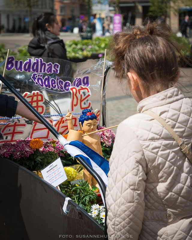 Buddhafigur omgiven av blommor