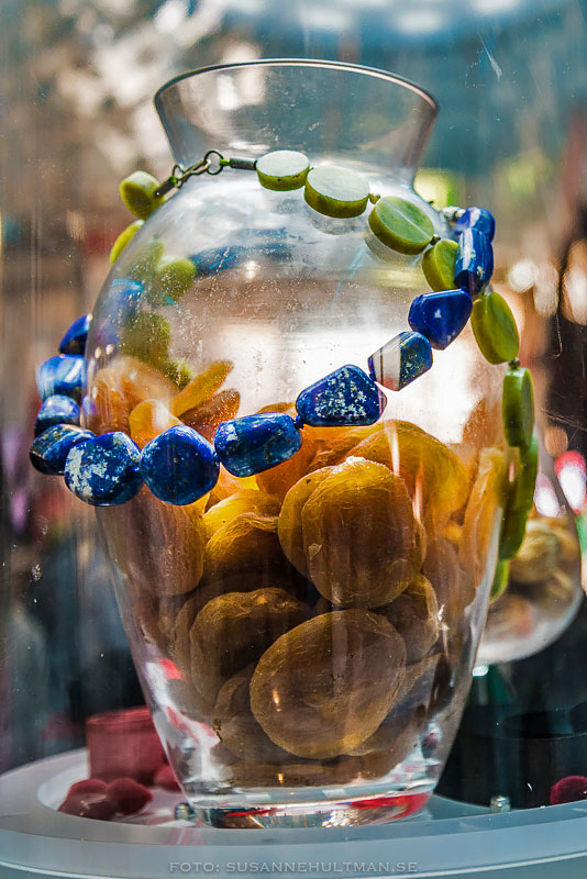 Glaskrus med aprikoser, lapis lazuli.