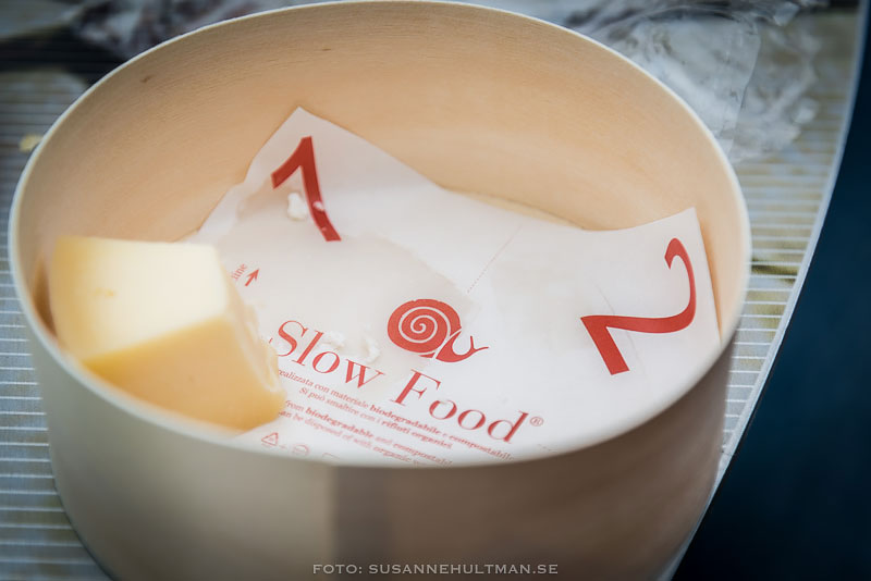 Burk med ostbit och texten "Slow Food"