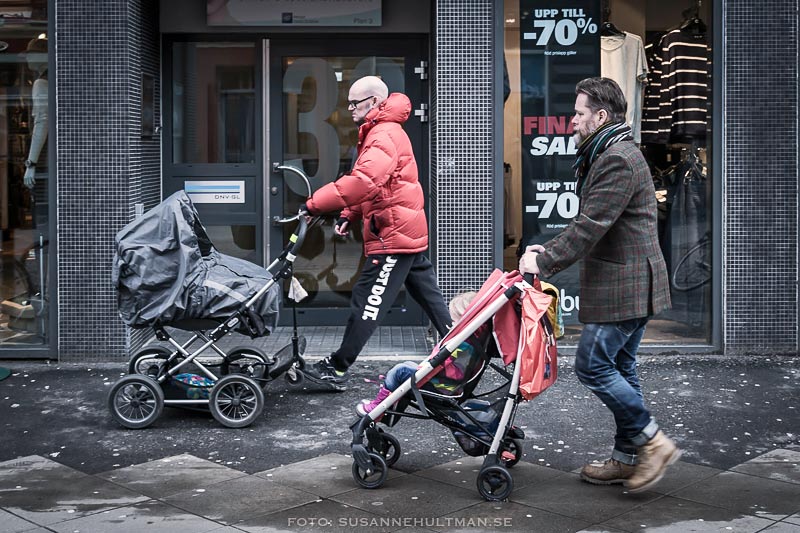 Två pappor med barnvagnar