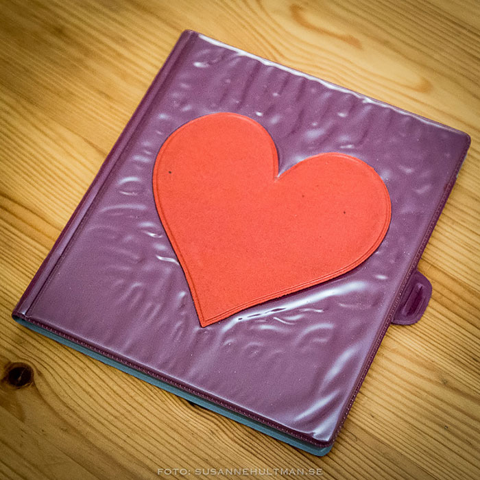 Lila dagbok med rött hjärta