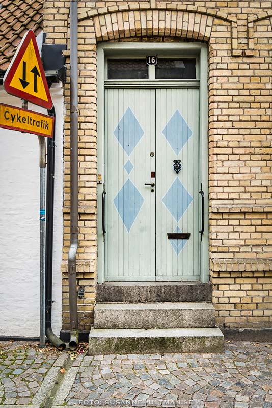 Blå dörr med romber