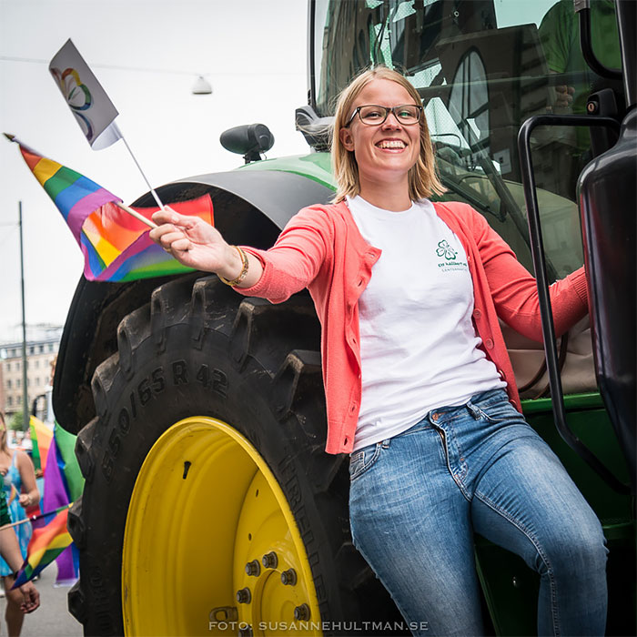 Med regnbågsflagga och traktor
