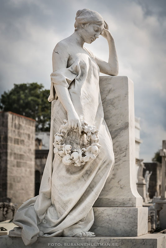 Skulptur av kvinna som sörjer