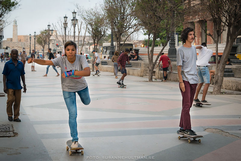 tje och kille på skateboard