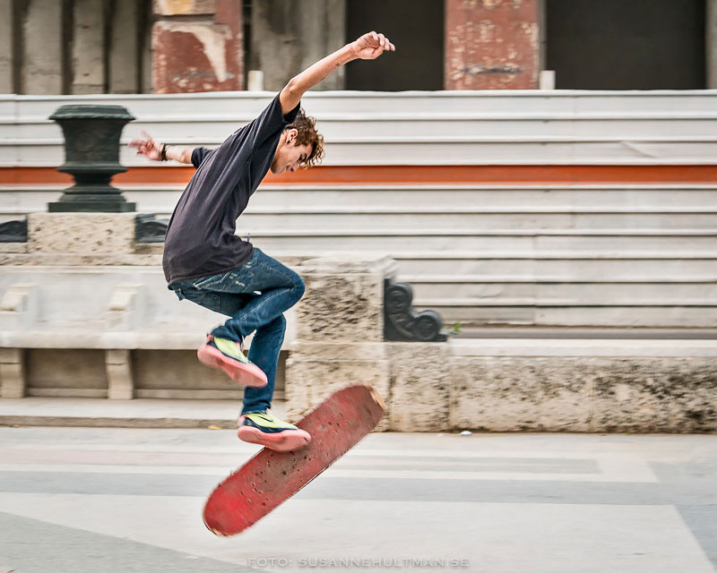 Kille hoppar med skateboard