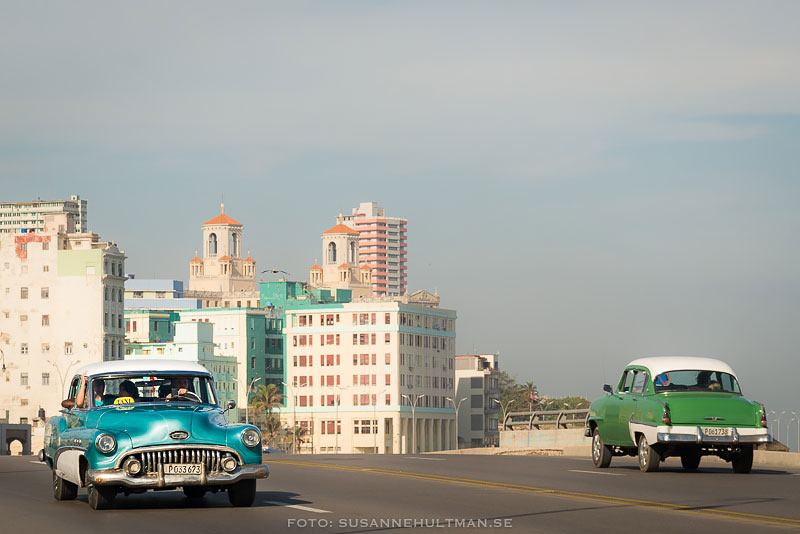 Två gamla bilar vid Malecón