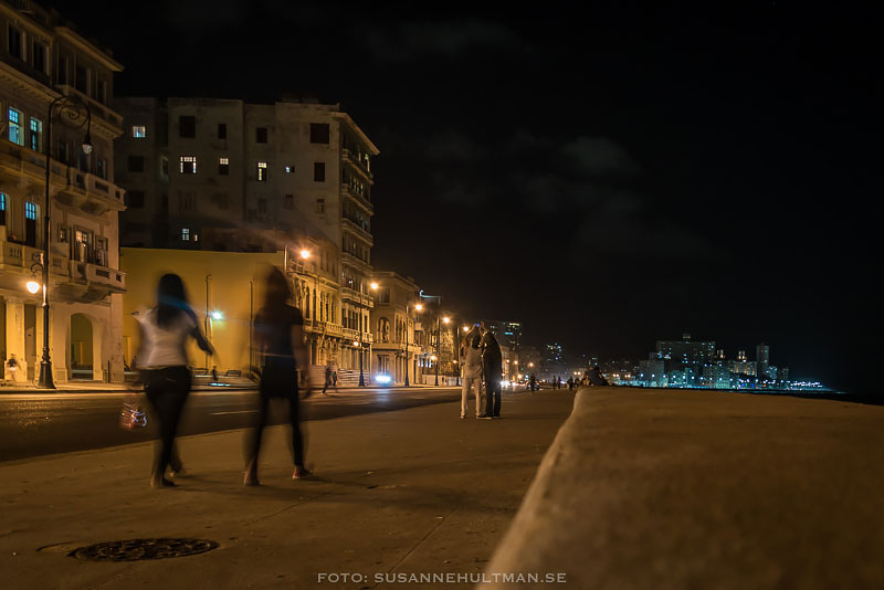 Suddiga människor vid Malecón