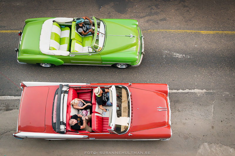 En grön och en röd bil, uppifrån