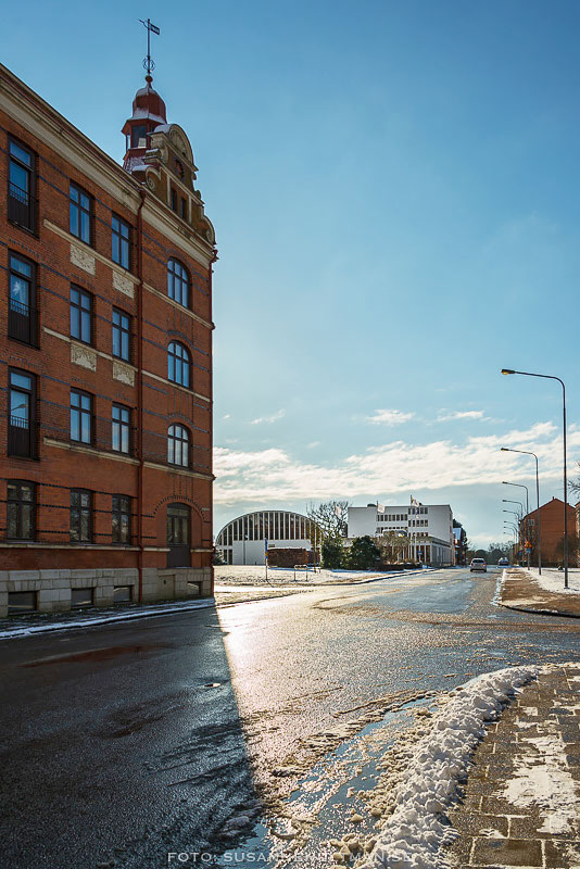 Solblank gata med Malmöhuset och medborgarhuset.