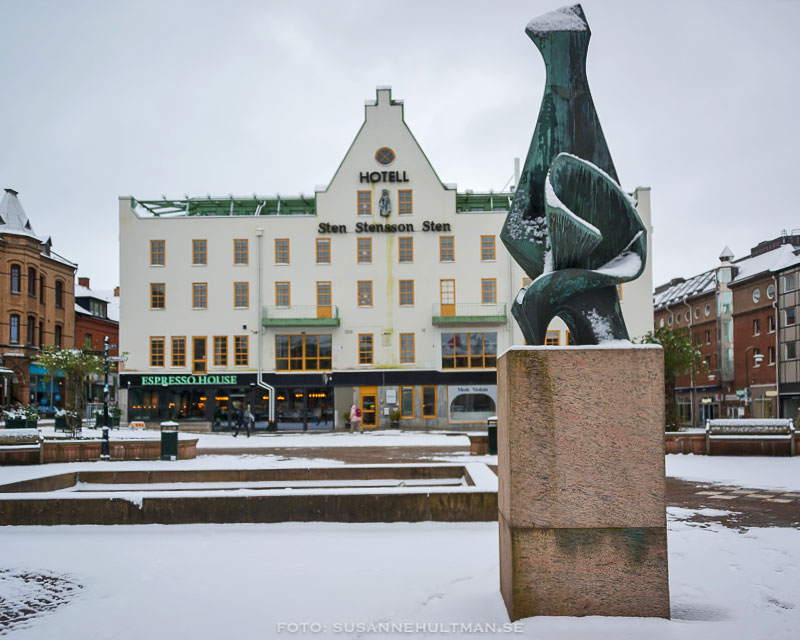 Skulpturen "Snäckfågel" vid fontänen och hotell Stensson vid Stora torg.