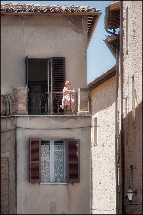 Kvinna på balkong