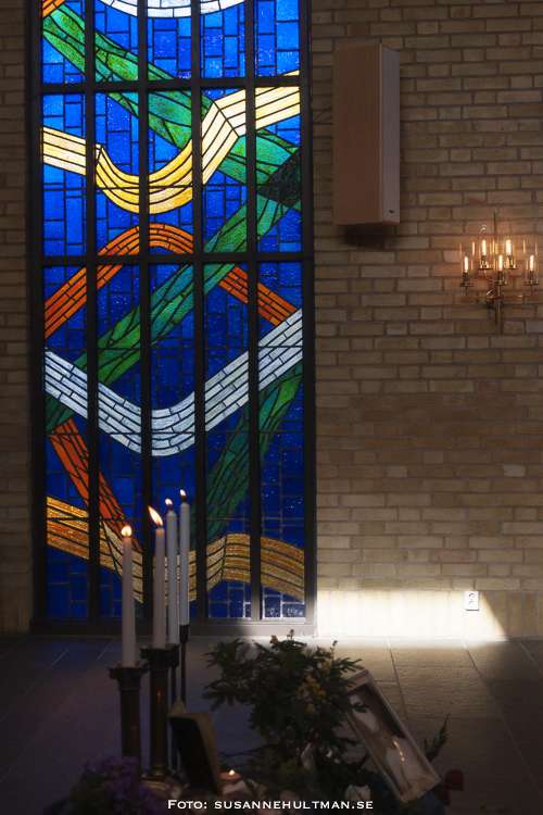 Färgat fönster i kapellet där minnesstunden hölls.