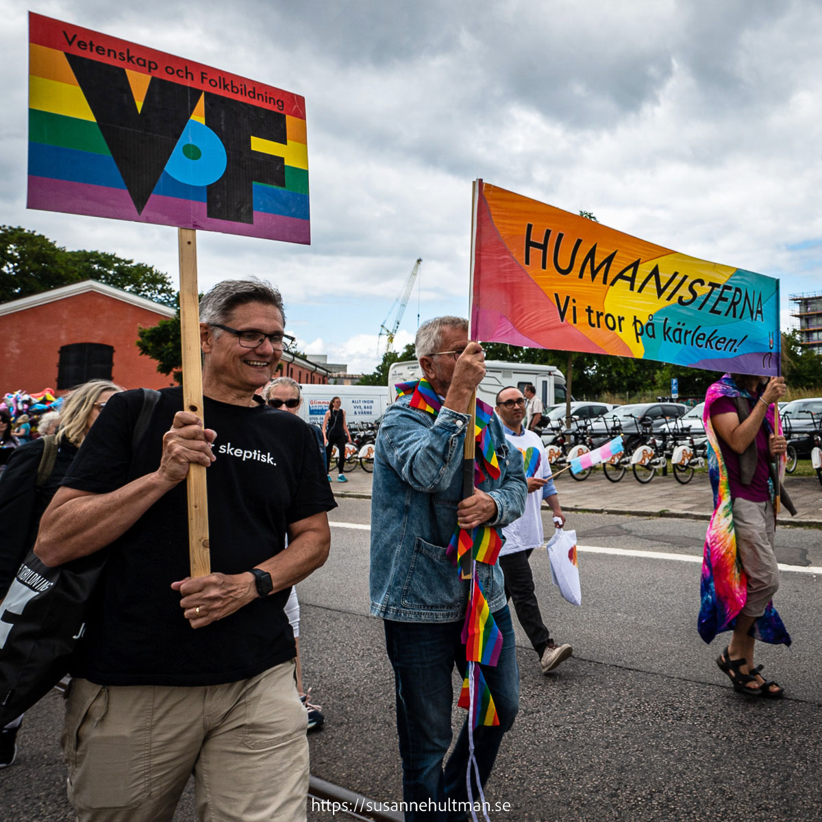 Plakat med texten "VoF" och banderoll med texten "Humansiterna Vi tror på kärleken!".