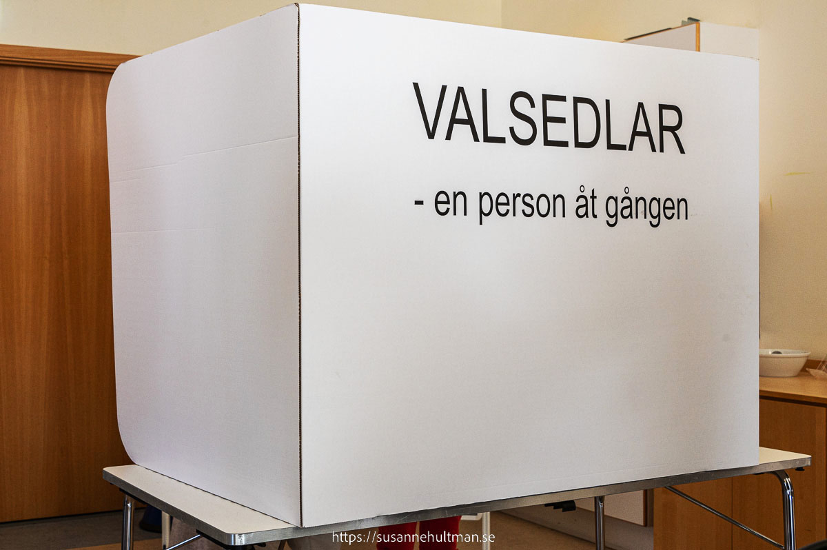 Skärm för valsedlar med texten "VALSEDLAR - en person åt gången".