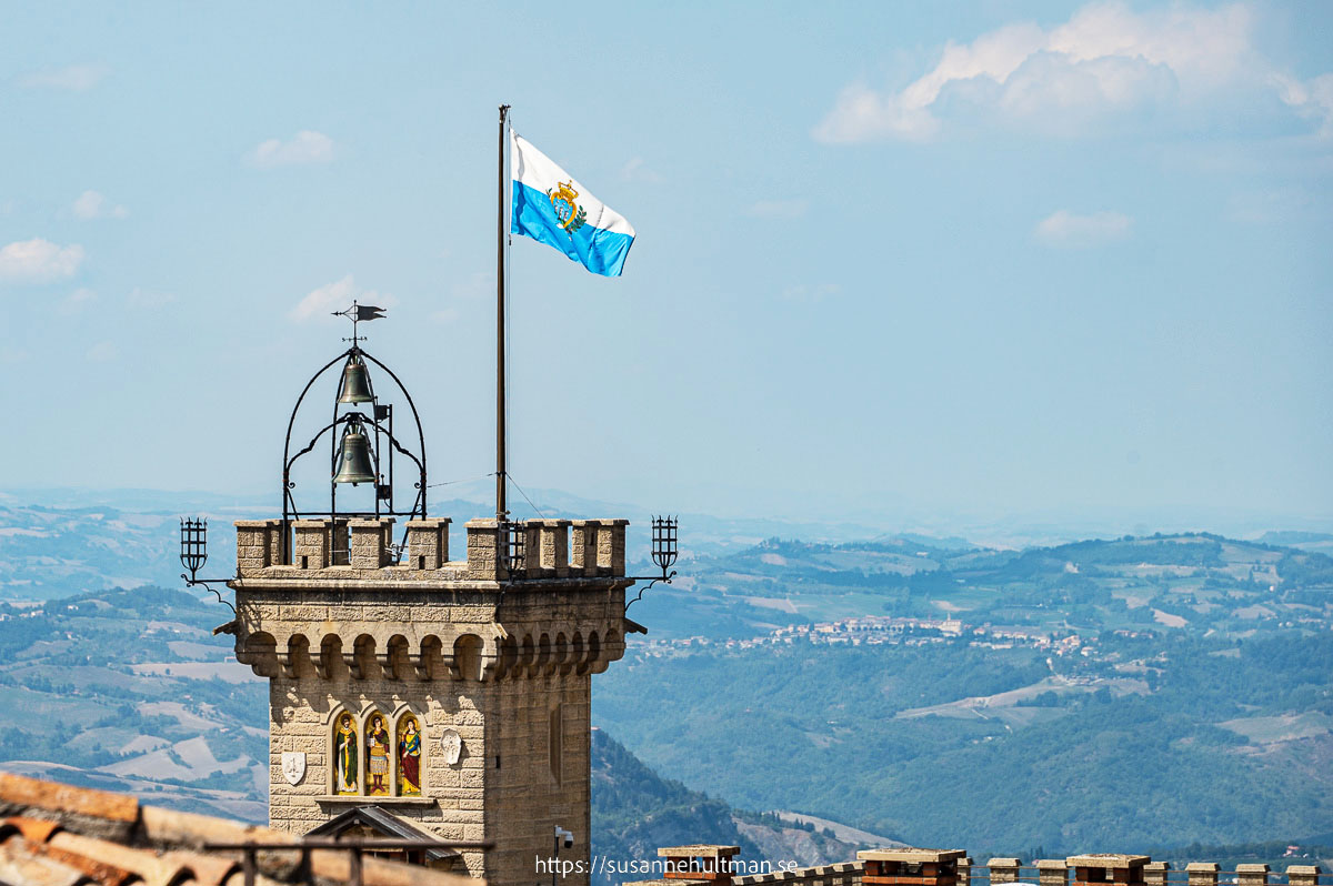 San Marinos flagga vajar från medeltida torn.