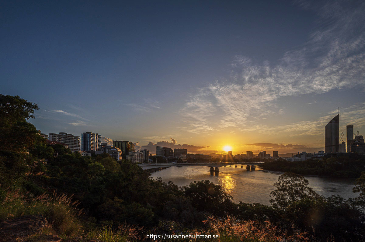 Solnedgång över Brisbane River.