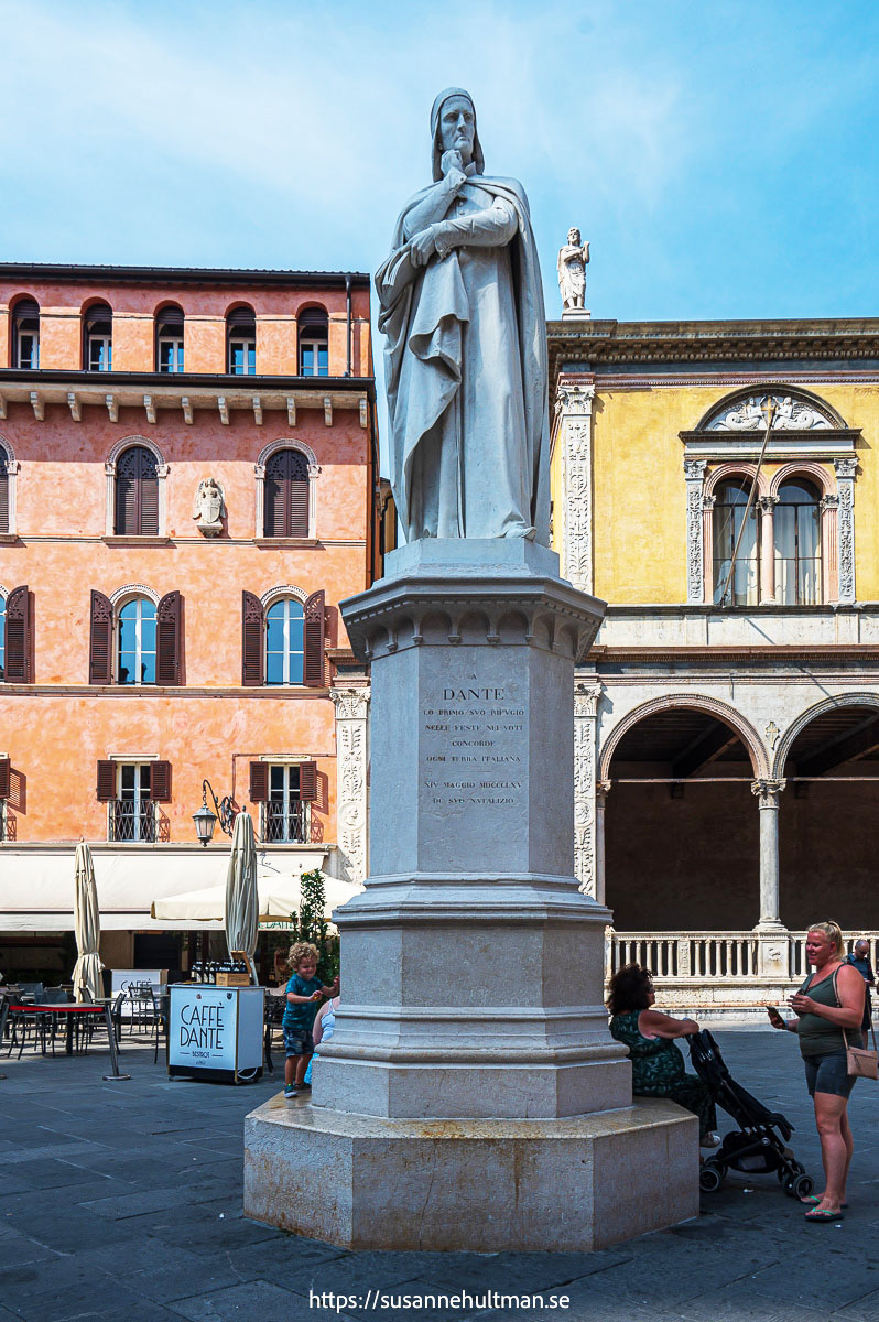 Skulptur av Dante på piazza dei Signori.