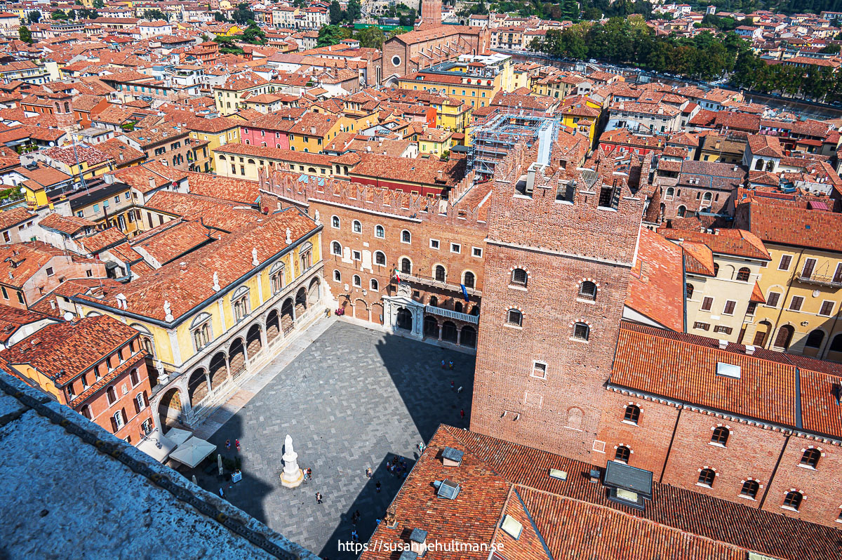 Utsikt från tornet ner mot piazza Dante.