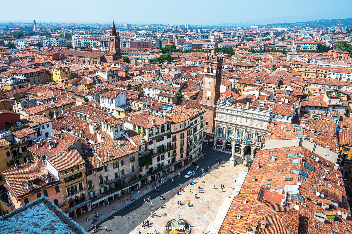 Utsikt från tornet mot piazza delle Erbe.