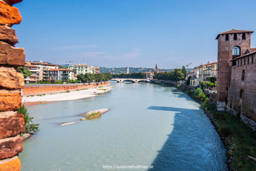 Utsikt över floden Adige från bron.