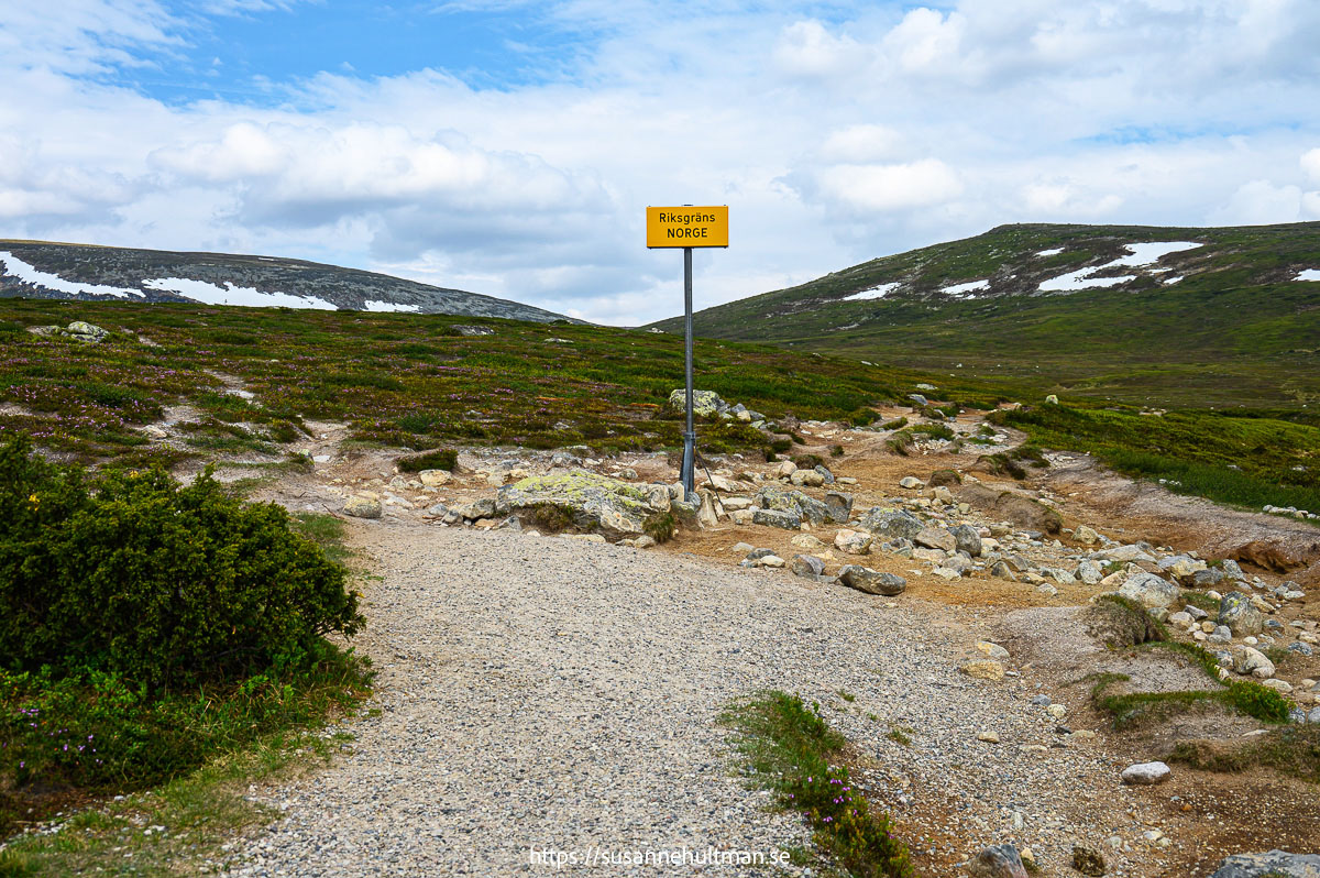 Skylt vid gränsen mellan Sverige och Norge.