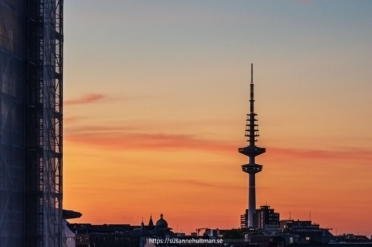 TV-torn i solnedgången. Hamburg.