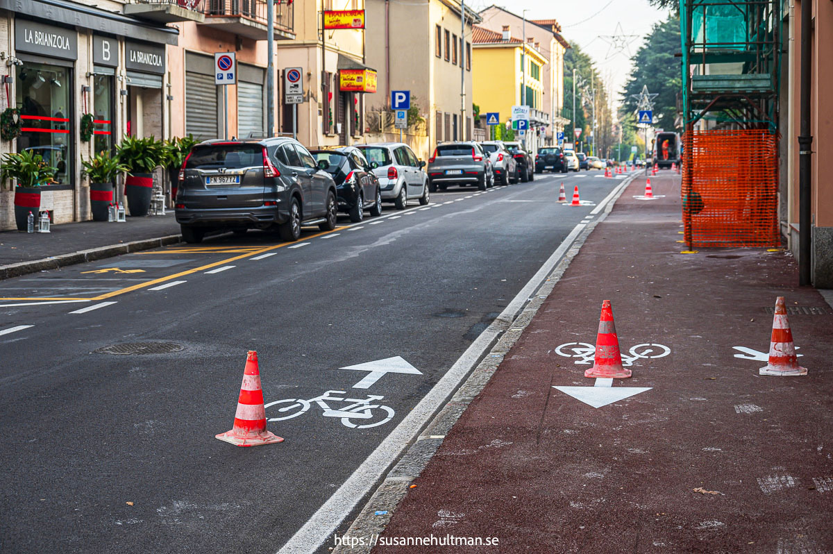 Gata med nymålade tecken för cyklister och gångtrafikanter.