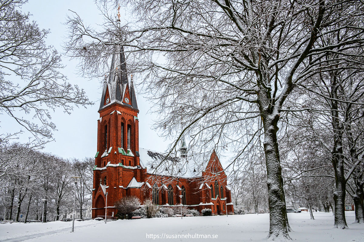 Eslövs kyrka i snö.