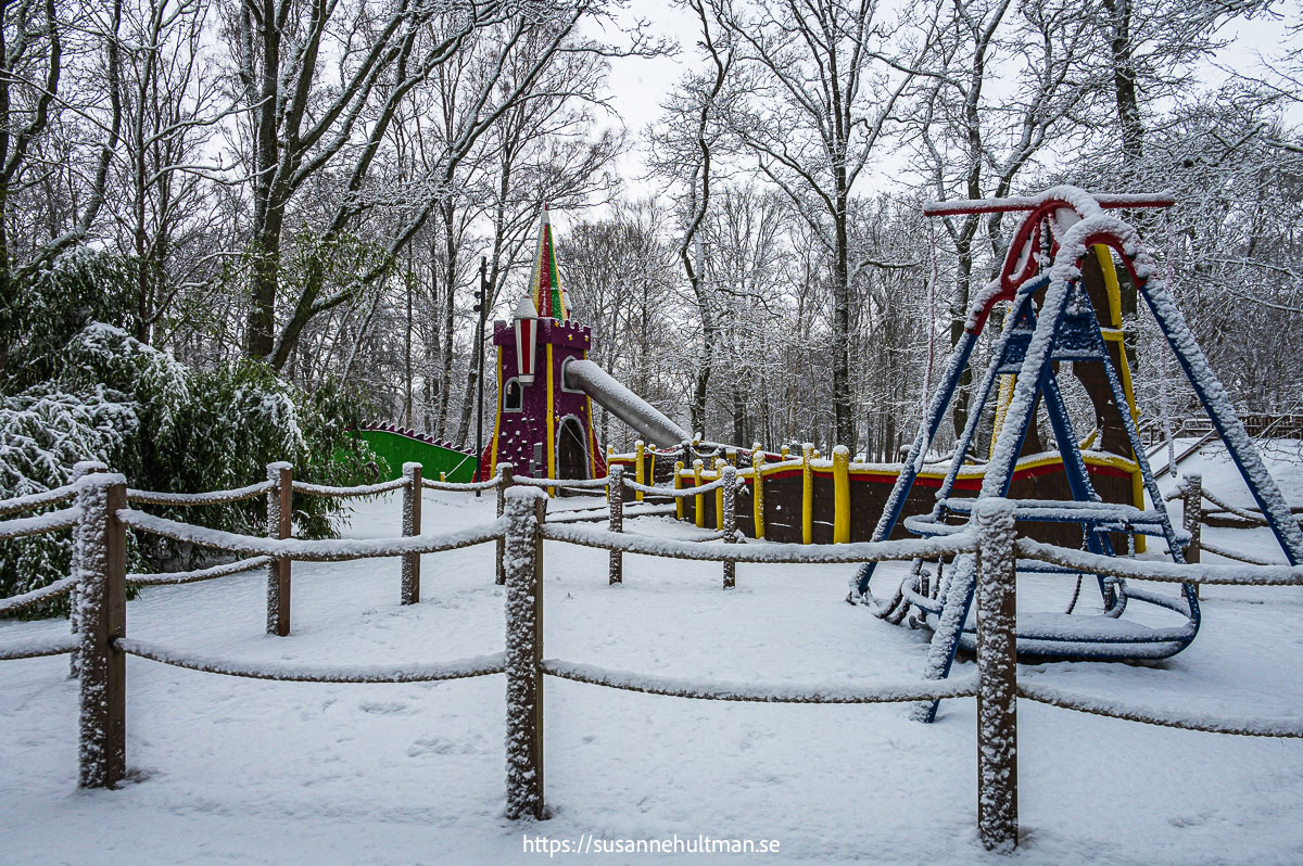 Lekplatsen i Trollsjöområdet täckt av snö.