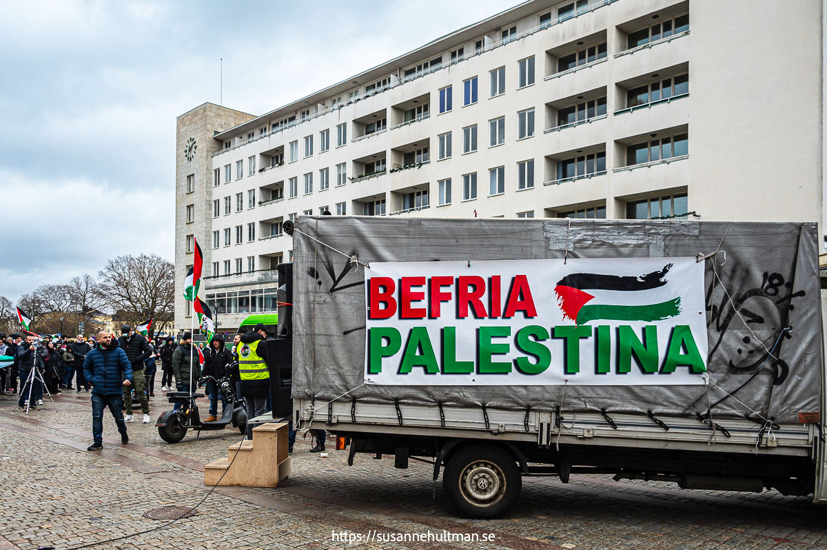 Texten "Befria Palestina" på lastbil.