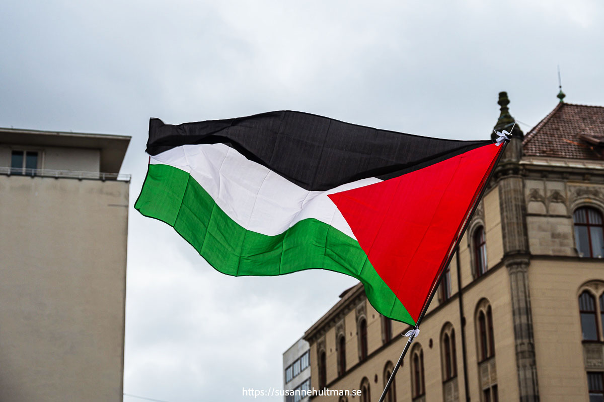 Palestinas flagga i vinden.